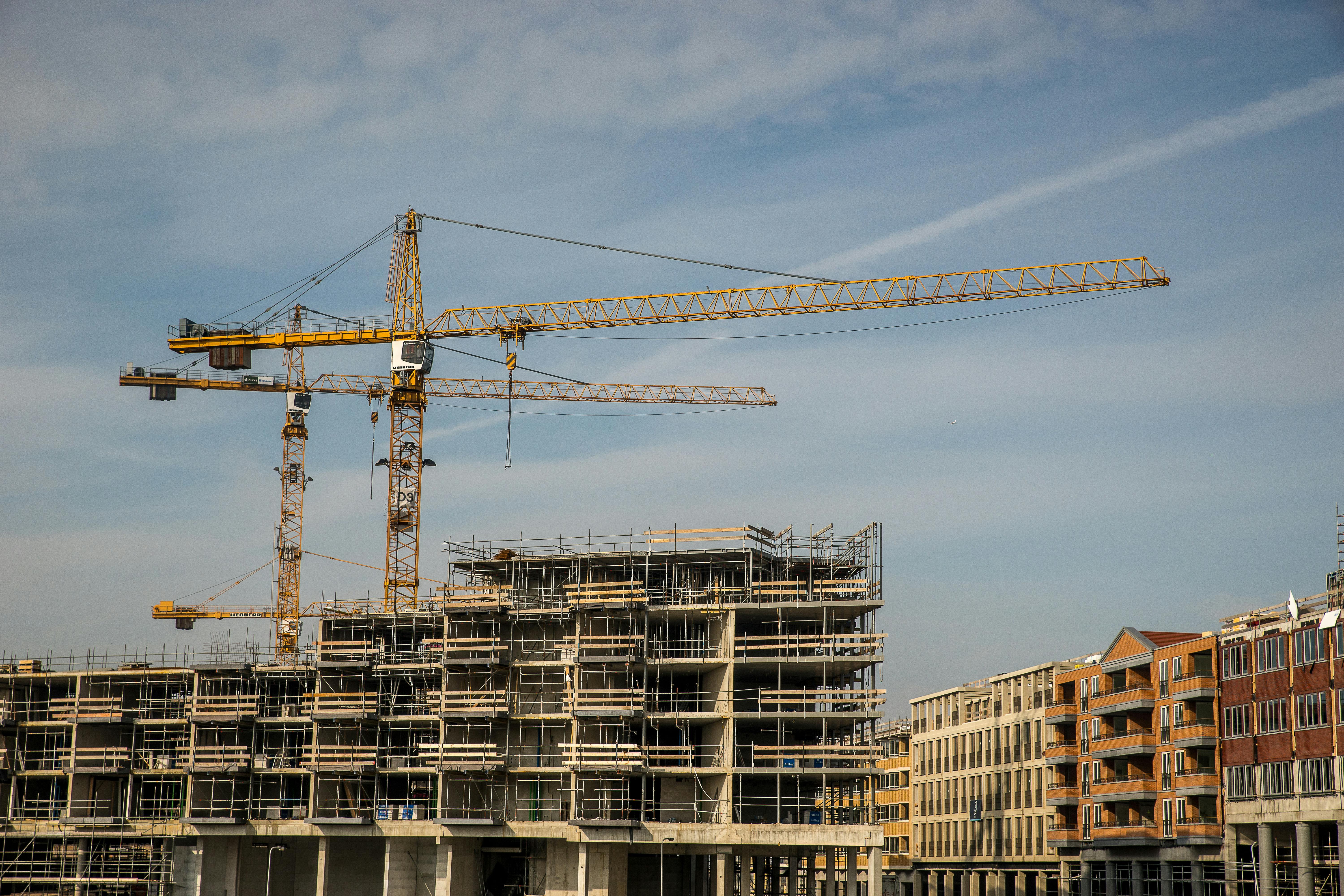 Baustelle mit Kran als Symbol für Projektentwicklung